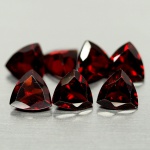 Precioso lote de Granadas Rodolita naturais , composto por 7 unidades de excelente qualidade e clareza . Bela e rara lapidação trillion , totalizando 6.15 cts , origem África . medem 6.2 X 6.2 X 2.9 - 6.1 X 6.1 X 3.3 mm . excelente investimento para montar joias de qualidade .