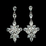 Charmoso par de brincos em prata de lei espessurada a ouro branco , design moderno exclusivo de excepcional ourivesaria com majestosa cravação de Água Marinha de 2.0 e 6.0 x 4.0 mm , lapidações diamante e pera brilhante . Perfeito estado de conservação , sem uso . medem 4,8 x 1,8 cm . origem Brasil .