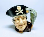 ROYAL DOULTON - Raro mug de coleção em porcelana representando '' Long John Silver '' , marca da preciosa manufatura Royal Doulton sobre a base , Inglaterra 1951 . perfeito estado de conservação , mede 10 cm de altura x 12 cm de comprimento .