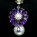 Majestoso Pingente em prata espessurada a ouro branco , design moderno exclusivo de excepcional ourivesaria com Belíssima cravação de Ametistas , arrematado por linda pérola barroca no pingente , totalizando 21.24 cts . Perfeito estado de conservação , sem uso . medem 2,8 x 1,8 cm . Origem África e Tailândia .