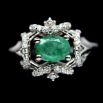 Anel em prata de lei espessurada a ouro branco , design moderno exclusivo de excepcional ourivesaria com linda Esmeralda de 5.0 x 7.0 mm , clássica lapidação oval brilhante , adornado por rico trabalho e incrustação de zirconias , totalizando 14.98 cts . Perfeito estado de conservação, sem uso . aro mede 1,7 cm . armação 1,6 x 1,2 cm . origem África .