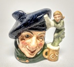 ROYAL DOULTON - Raro mug de coleção em porcelana representando '' Tam ó Shanter '' , marca da preciosa manufatura Royal Doulton sobre a base , Inglaterra 1972 . perfeito estado de conservação , mede 10 cm de altura x 10 cm de comprimento .