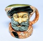 ROYAL DOULTON - Raro mug de coleção em porcelana representando '' Falstaff '' , marca da preciosa manufatura Royal Doulton sobre a base , Inglaterra 1949 . perfeito estado de conservação , mede 9,0 cm de altura x 11 cm de comprimento . NOTA: Falstaff ou 'Sir John Falstaff' é um personagem criado por William Shakespeare e presente em várias de suas peças. É conhecido por ser um notório fanfarrão e boêmio.