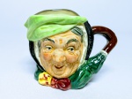 ROYAL DOULTON - Raro mug de coleção em porcelana representando '' Sairey Gump '' , marca da preciosa manufatura Royal Doulton sobre a base , Inglaterra meados do século XX . perfeito estado de conservação , mede 8,0 cm de altura x 11 cm de comprimento .