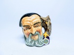 ROYAL DOULTON - Raro mug de coleção em porcelana representando '' Merlin '' , marca da preciosa manufatura Royal Doulton sobre a base , Inglaterra 1959 . perfeito estado de conservação , mede 9,5 cm de altura x 10,5 cm de comprimento .