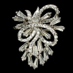 Majestoso Anel em prata de lei teor 925 espessurada a ouro branco , design moderno exclusivo de excepcional ourivesaria com rica cravação e incrustação de Zirconias de 2.0 x 4.0 e 1.2 mm , rara lapidação trapézio e diamante , totalizando 26.48 cts . Perfeito estado de conservação , sem uso . aro mede 1,8 cm , armação 2,6 x 2,0 cm . origem África .