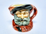 ROYAL DOULTON - Raro mug de coleção em porcelana representando '' Falstaff '' , marca da preciosa manufatura Royal Doulton sobre a base , Inglaterra 1949 . perfeito estado de conservação , mede 6,5 cm de altura x 7,5 cm de comprimento . NOTA: Falstaff ou 'Sir John Falstaff' é um personagem criado por William Shakespeare e presente em várias de suas peças. É conhecido por ser um notório fanfarrão e boêmio.