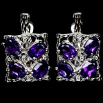 Elegante par de brincos em prata de lei espessurada a ouro branco , design moderno exclusivo com rica cravação de Ametistas de 4.0 x 6.0 mm , clássica lapidação oval brilhante , adorna por delicados botões de zirconias , totalizando 29.64 cts . Perfeito estado de conservação , sem uso . medem 2,0 x 1,4 cm . Origem Brasil .