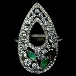 Majestoso Anel em prata de lei teor 925 espessurada a ouro branco , design moderno exclusivo com bela Cravação de Esmeraldas , Turmalina , rico trabalho e incrustação de zirconias , totalizando 24.16 cts . Perfeito estado de conservação . aro mede 1,8 cm, armação 2,8 x 1,6 cm . Origem Nigéria e Zâmbia .
