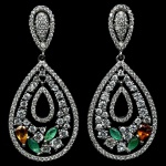 Majestoso Par de brincos em prata de lei teor 925 espessurada a ouro branco , design moderno exclusivo com bela Cravação de Esmeraldas , Turmalina , rico trabalho e incrustação de zirconias , totalizando 50.93 cts . Perfeito estado de conservação . mede 4,2 x 2,0 cm . Origem Nigéria e Zâmbia .