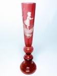 MARY GREGORY - Elegante Vaso Solifleur em vidro artístico de tonalidade vermelho rubi com belíssima pintura esmaltada rica em detalhes . Mary Gregory USA final do século XIX . perfeito estado de conservação, possui somente 2 pequenos bicados na boca que passa despercebido. 23 cm de altura x 6,5 cm de diâmetro da base .
