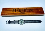 MICHEL HERBELIN PARIS - Elegante Relógio sem uso - Número de Série 18643 - Caixa 40 mm em aço e Pulseira de 18 mm em couro marrom . Funções: Horas, Minutos, Segundos e Calendário - Clássico Movimento ETA SWISS - Visor em Safira - Resistência a água 100 metros . Perfeito estado de conservação , acondicionado em estojo original . Origem França .