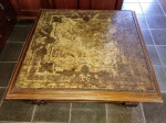 IMPONENTE MESA DE CENTRO CONSTRUÍDA EM MADEIRA NOBRE E DECORADO COM RICO ACABAMENTO E TAMPO DE COURO COM DESENHO FLORAL . BRASIL MEADOS DO SÉCULO XX . BOM ESTADO DE CONSERVAÇÃO , MEDE 42 CM DE ALTURA X 108 X 108 CM DO TAMPO .