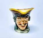 ROYAL DOULTON - Raro mug de coleção em porcelana representando '' Dick Turpin '' , marca da preciosa manufatura Royal Doulton sobre a base , Inglaterra meados do século XX . perfeito estado de conservação , mede 9,0 cm de altura x 12 cm de comprimento .