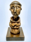 INOS CORRADIN com certificado - '' São Francisco '' Bela e rara escultura em terra cota de excelente qualidade escultórica elegantemente montada sobre base de madeira . Assinado Inos em perfeito estado de conservação . mede 17 m de altura x 8,5 cm de comprimento x 8,5 cm de largura da base . Acompanha certificado de autenticidade emitido pelo artista , autenticado em cartório . artista premiado e catalogado .