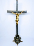 ANTIGO CRUCIFIXO COM ESCULTURA DE CRISTO CRUCIFICADO EM MADEIRA COM RESQUÍCIO DE POLICROMIA . BRASIL FINAL DO SÉCULO XIX . MEDE 66 X 28 CM .