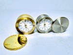 TIFFANY & Co - Lote composto por dois raros relógios de mesa , ambos em metal de excelente  fundição  . Maquinário com movimento Quartz Swiss . Manufatura Tiffany & Co .  medem 6,0 cm de diâmetro cada . ambos no estado .