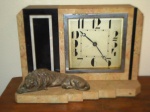 Elegante relógio de mesa em alabastro com leão em bronze . Não testado. Altura de 17 x 24 cm.  (Al13)  Estes itens  se encontram em Lavras -MG.