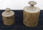 Dois pesos antigos de balança sendo um de 200g e o outro de 500g.  (Al88)  Estes itens  se encontram em Lavras -MG.