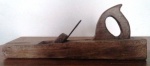 Antiga plaina de carpinteiro, em madeira de lei. Completa. Comprimento: 46cm.  (Al104)  Estes itens  se encontram em Lavras -MG.