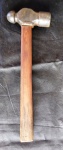 Antigo Martelo bola, com cabo em madeira. Comprimento: 33cm. (Al124)  Estes itens  se encontram em Lavras -MG.