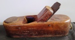 Antiga plaina de carpinteiro, para coleção. Comprimento: 23cm.  (Al127)  Estes itens  se encontram em Lavras -MG.