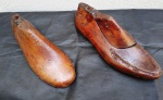 Duas formas de sapato masculino (26 e 23cm) em madeira maciça . Desgastes do tempo (Al134)  Estes itens  se encontram em Lavras -MG.