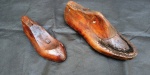 Duas  formas de sapato (22 e 15cm) em madeira maciça  Desgastes do tempo.  (Al135)  Estes itens  se encontram em Lavras -MG.