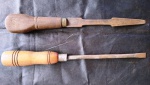 Duas ferramentas antigas com cabos em madeira. Comprime nto da maior: 43cm. (Al144)  Estes itens  se encontram em Lavras -MG.