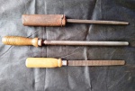 Três grosas antigas com ótimos cabos em madeira. Marcas de uso. Comprimento da maior: 43cm. (Al145)  Estes itens  se encontram em Lavras -MG.