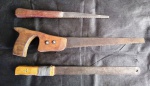 Três ferramentas antigas de serra com cabos de madeira. Comprimento da maior: 30cm. (Al146)  Estes itens  se encontram em Lavras -MG.