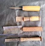 Quatro diferentes ferramentas antigas, sendo três com cabo de madeira e uma com cabo de ferro. Comprimento da maior: 23cm. (Al148)  Estes itens  se encontram em Lavras -MG.