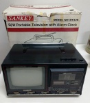 Antiga mini TV portátil B/W com Rádio Relógio  - SANKEY - BT420  . Não testada.