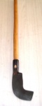 Pequena e antiga foice com cabo curto, para pequenos afazeres rurais. Comprimento com o cabo: 70,0cm. (Al155) Estes itens  se encontram em Lavras -MG.