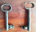 Duas belas chaves antigas em ferro, utilizadas nos princípios do século XX. Comprimento da maior: 13cm. (Al159) Estes itens  se encontram em Lavras -MG.