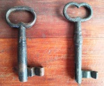 Duas belas chaves antigas em ferro, utilizadas nos princípios do século XX. Comprimento da maior: 12cm. (Al160) Estes itens  se encontram em Lavras -MG.
