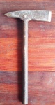 Muita antiga ferramenta com cabo de ferro. Comprimento 26cm. (Al163) Estes itens  se encontram em Lavras -MG.