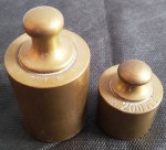  Dois pesos antigos de balança sendo um de 200g e o outro de 500g. Ótimo estado. (Al164) Estes itens  se encontram em Lavras -MG.