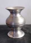 Pequeno enfeite em metal prateado da marca BG. Altura 11cm. (Al168) Estes itens  se encontram em Lavras -MG.