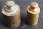  Dois pesos antigos de balança sendo um de 500g e o outro de 1Kg. (Al169) Estes itens  se encontram em Lavras -MG.