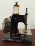 Muito Antiga e MUITO RARA mini máquina de costura alemã em metal , peça de colecionador , funciona precisa de lubrificação. Mede: 7 x 8 cm 