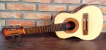 Cavaquinho em madeira , faltando cordas - Marca TONANTE . Mede: 