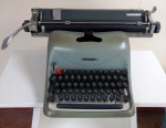 Antiga Máquina de escrever OLIVETTI - não testada - no estado