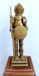Grande Trófeu com armadura de guerreiro  em metal madeira - Mede: 65 cm - No estado  (Fk)