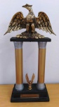 Grande Trófeu com representatividade águia  em metal madeira - Mede: 41 cm - No estado  (Fk)