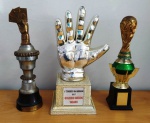 3 Troféus   em resina  / metal  . Medem: 33 cm  o maior  - No estado  (Fk)