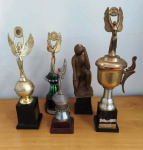 5 Troféus para restauro  em plástico / resina  . Medem: 36 cm o maior  - No estado  (Fk)