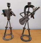 Dupla de músicos em metal feitos com  sucata . Mede: 24 cm - No estado  (Fk)