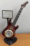 Relógio de mesa em formato de guitarra - Não testado - Mede: 18 cm - No estado  (Fk)