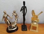 3 Troféus alusivo ao Tema  danças  resina/metal / plástico . Maior mede 11 cm -No estado  (Fk)